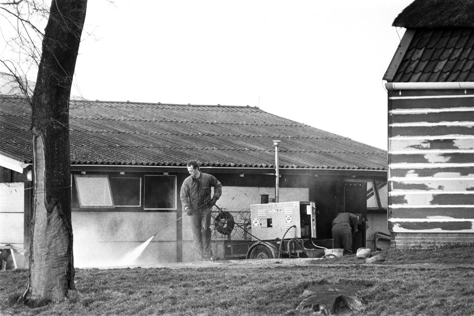 Mond- en klauwzeer in Lambertschaag ( Noord Holland ), (veehouder A. Zee ) onts, Bestanddeelnr 932-8498