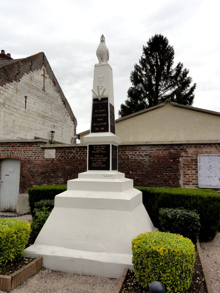 Monceau-lès-Leups (Aisne) monument aux morts