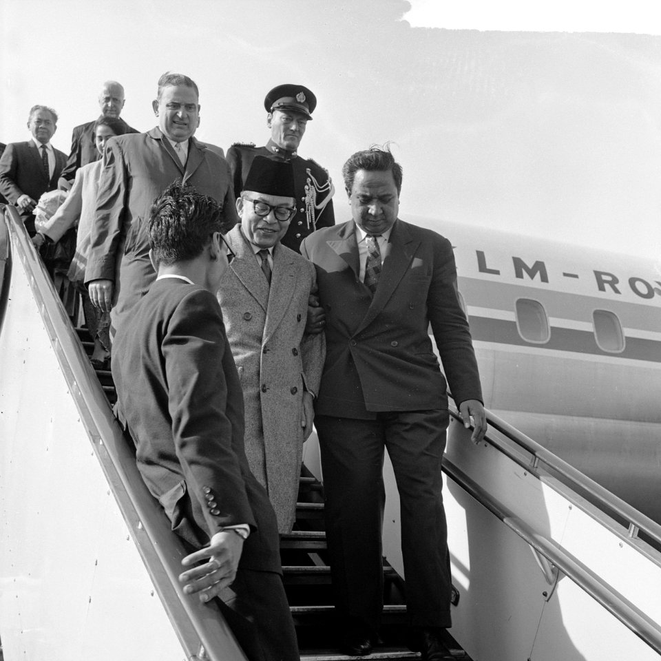 Mohammed Hatta in Nederland, aankomst op Schiphol. Op de vliegtuigtrap wuifde Ha, Bestanddeelnr 915-4787