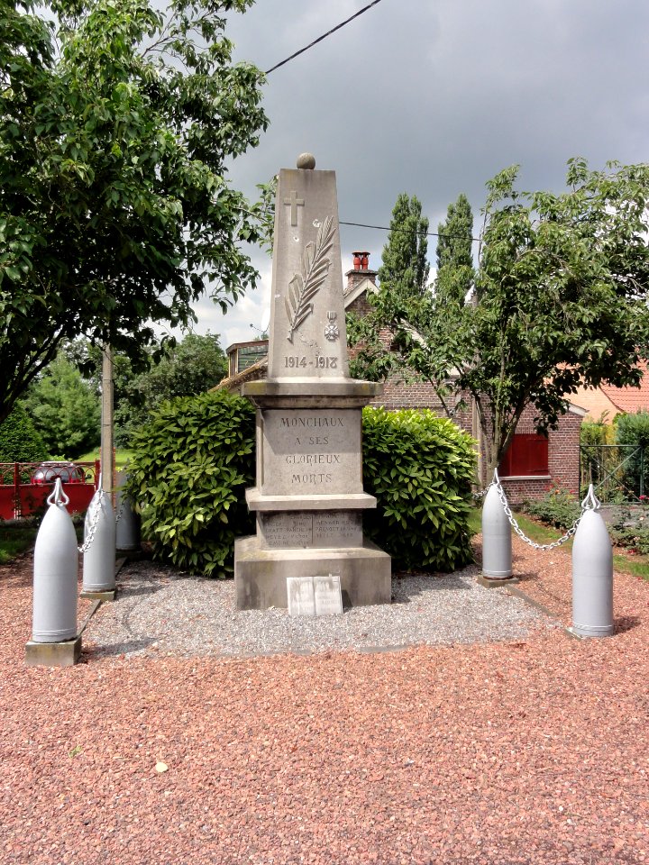 Monchaux-sur-Écaillon (Nord, Fr) monument aux morts