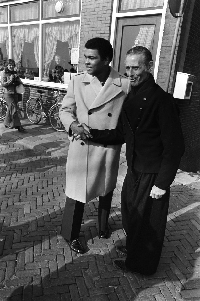 Mohammed Ali bezoekt Volendam Ali wandelt in Volendam, Bestanddeelnr 928-4536