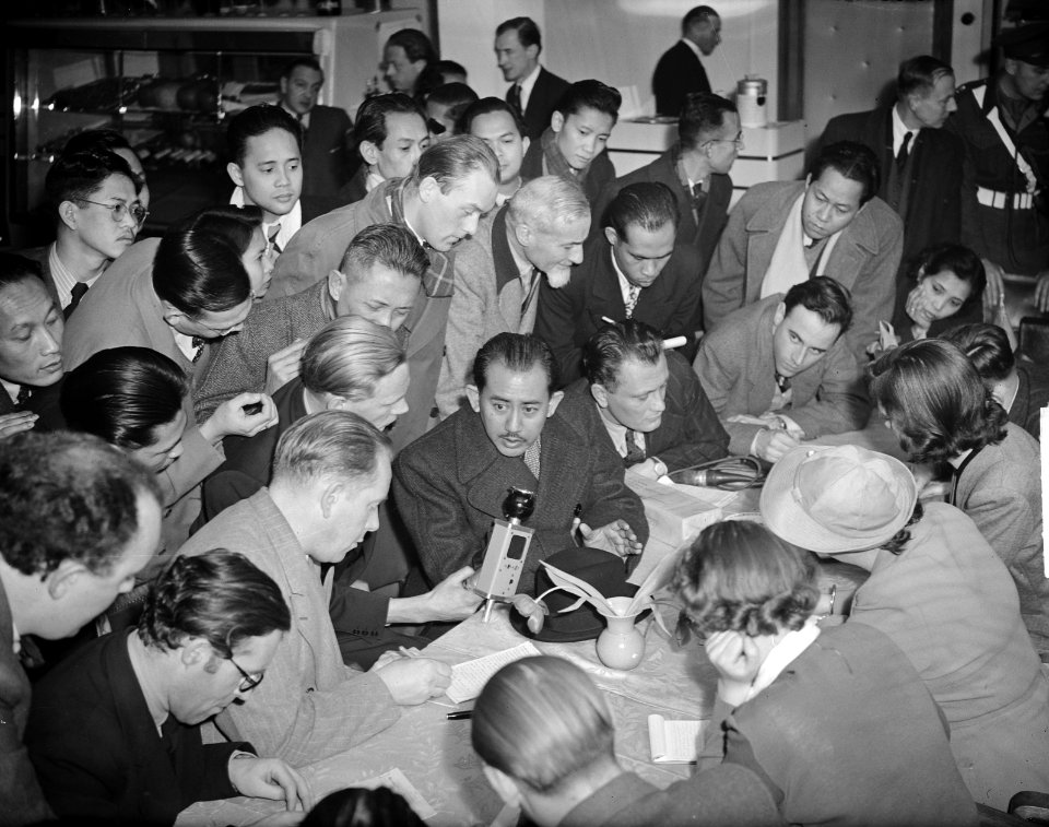 Mohamed Rum H.C. op Schiphol, met journalisten, Bestanddeelnr 903-8148