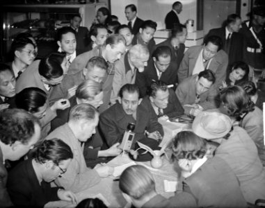 Mohamed Rum H.C. op Schiphol, met journalisten, Bestanddeelnr 903-8148