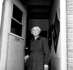 Moeder De Jong in de deuropening van hun woning in Huizum (nu deel van Leeuwarde, Bestanddeelnr 254-3298