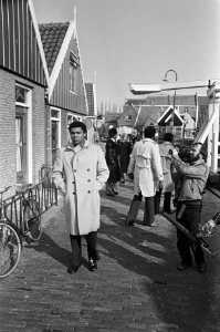 Mohammed Ali bezoekt Volendam Ali wandelt in Volendam, Bestanddeelnr 928-4535