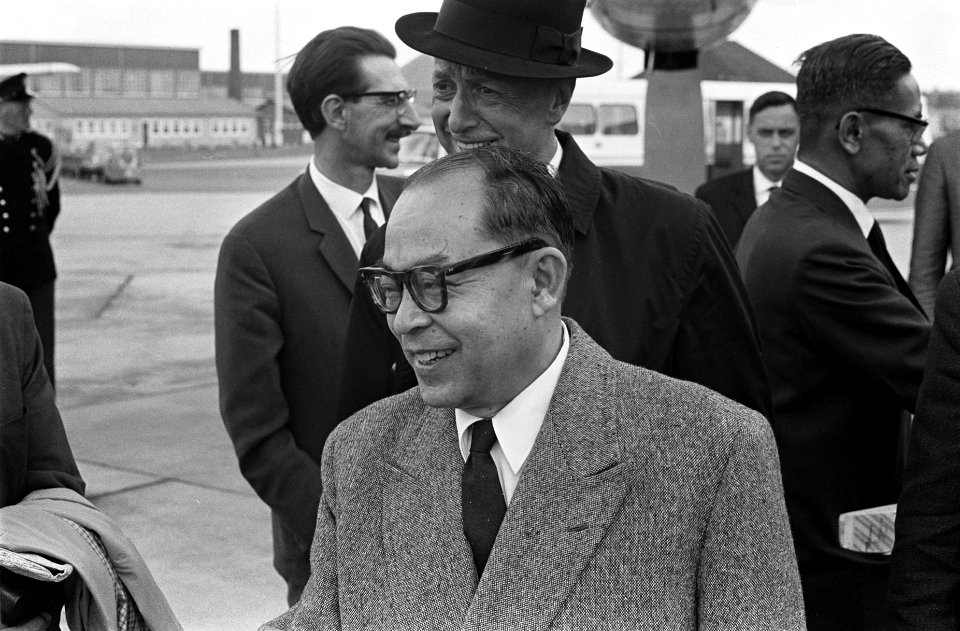Mohammad Hatta naar Stockholm vertrokken met vrouw en kind op Schiphol, Bestanddeelnr 915-4799