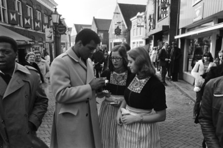 Mohammed Ali bezoekt Volendam Ali deelt handtekeningen uit aan Volendamse meisj, Bestanddeelnr 928-4534