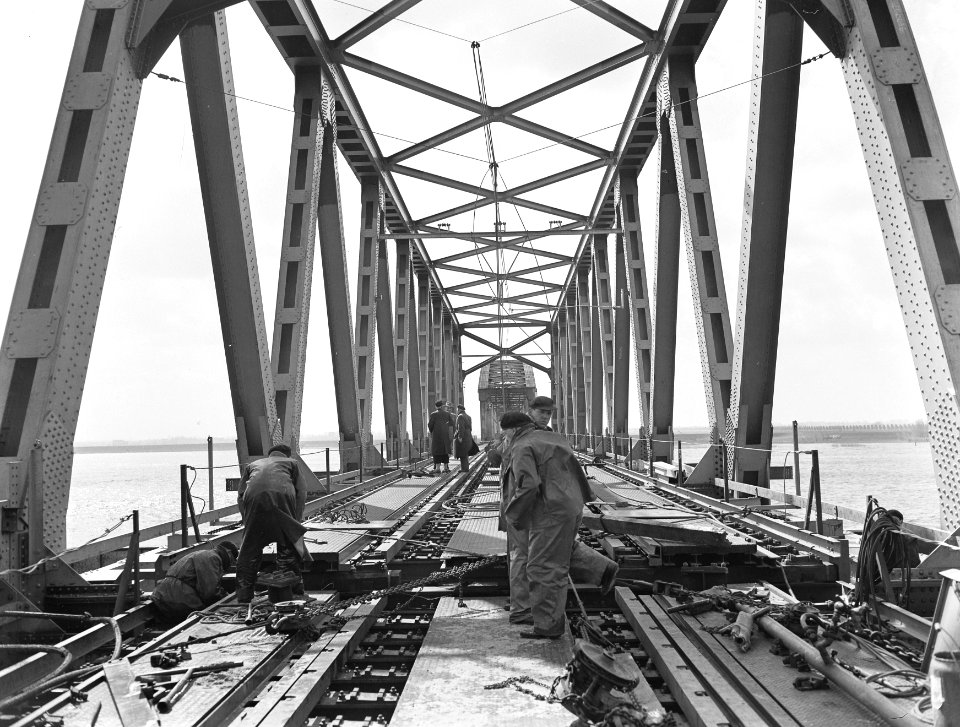 Moerdijkspoorbrug een na laatste stuk geplaatst, Bestanddeelnr 907-1313