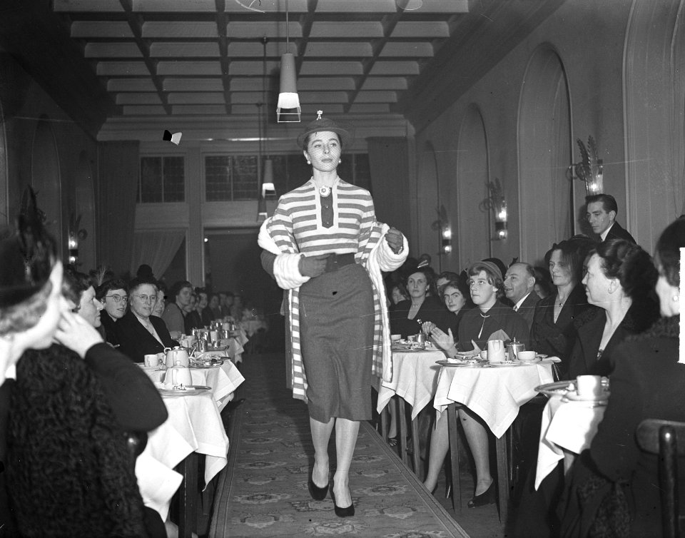Modeshow van Jacques Fath in Victoria hotel, Bestanddeelnr 904-2996