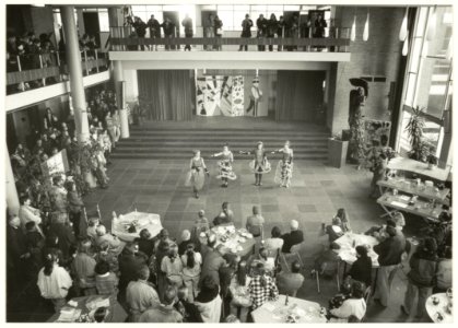 Modeshow van leerlingen met textiel in het vakkenpakket, op de open dag van Lyceum Sancta Maria. NL-HlmNHA 54032109