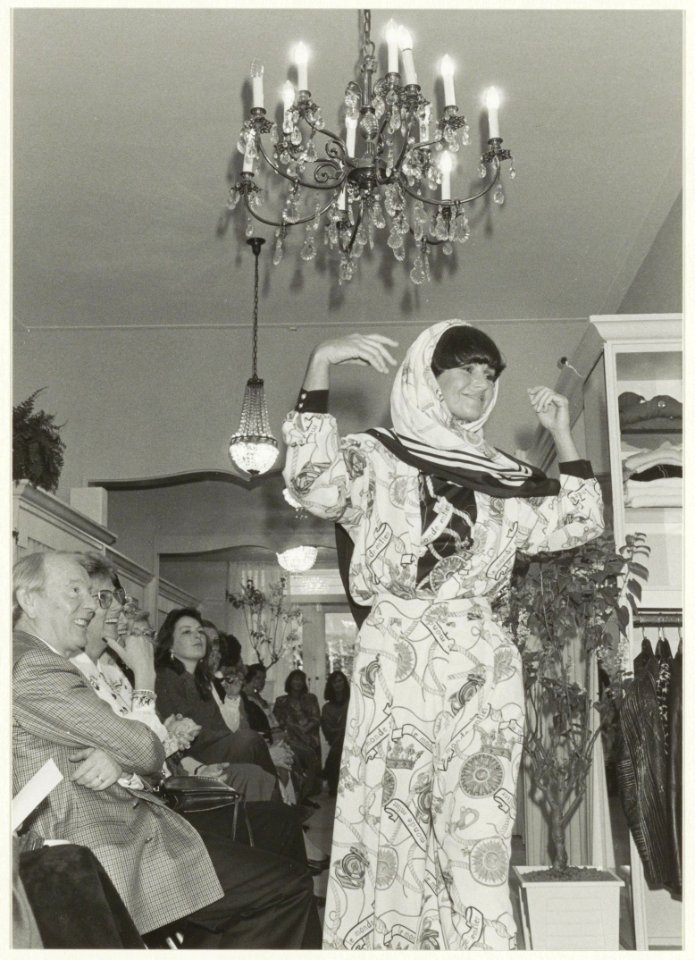 Modeshow voorjaarscollectie van Louis Feraud bij Köster Boutique Wagenweg 7. NL-HlmNHA 54031510
