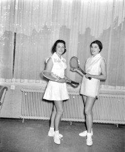 Modeshow van tenniscostuums van de bekende Engelse ontwerper Teddy Tinling, Bestanddeelnr 910-1737