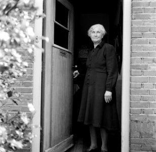 Moeder De Jong in de deuropening van hun woning in Huizum (nu deel van Leeuwarde, Bestanddeelnr 254-3297