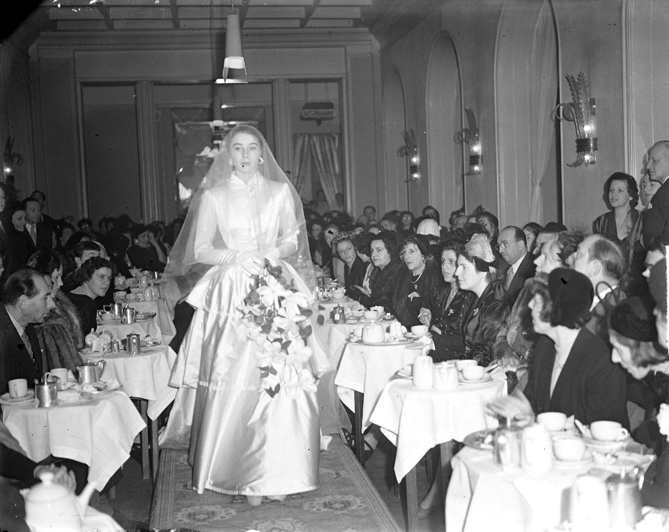 Modeshow van Jacques Fath in Victoria hotel, Bestanddeelnr 904-2994