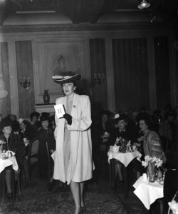Modeshow in het Victoria Hotel, Bestanddeelnr 901-4502