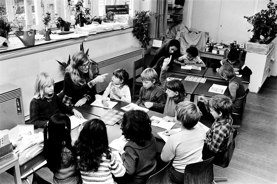 Moeder bezig met een groep kinderen, Bestanddeelnr 930-5236