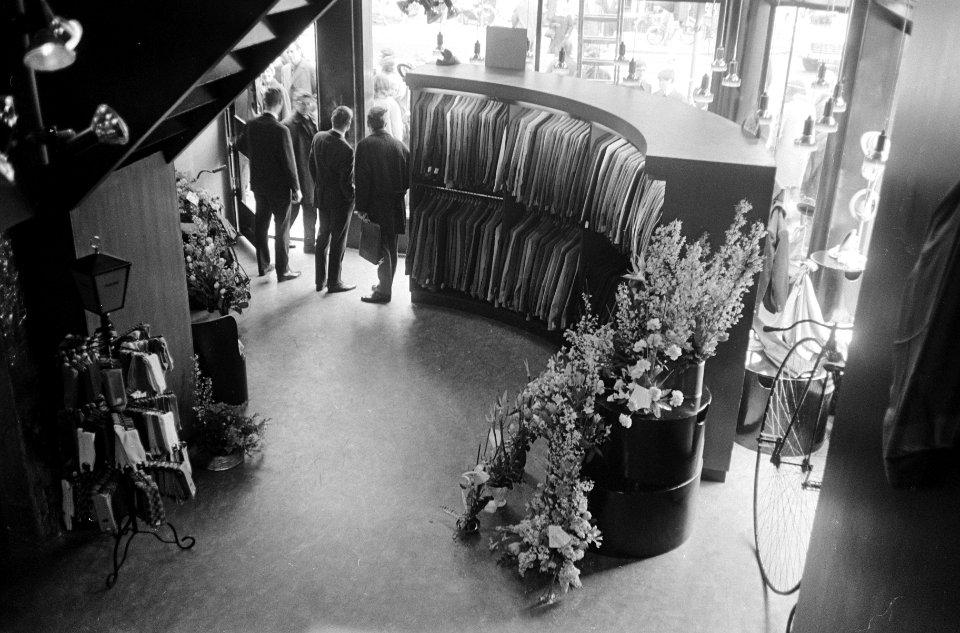 Modeshow door mannen, bij opening Society-shop in Van Baerlestraat, Bestanddeelnr 920-1190