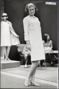 Modeshow van positiejurken van de fa. Modart uit Amsterdam op de vakbeurs Het Ki, Bestanddeelnr 050-0869