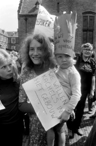 Moeder en kind demonstreren, Bestanddeelnr 927-9989
