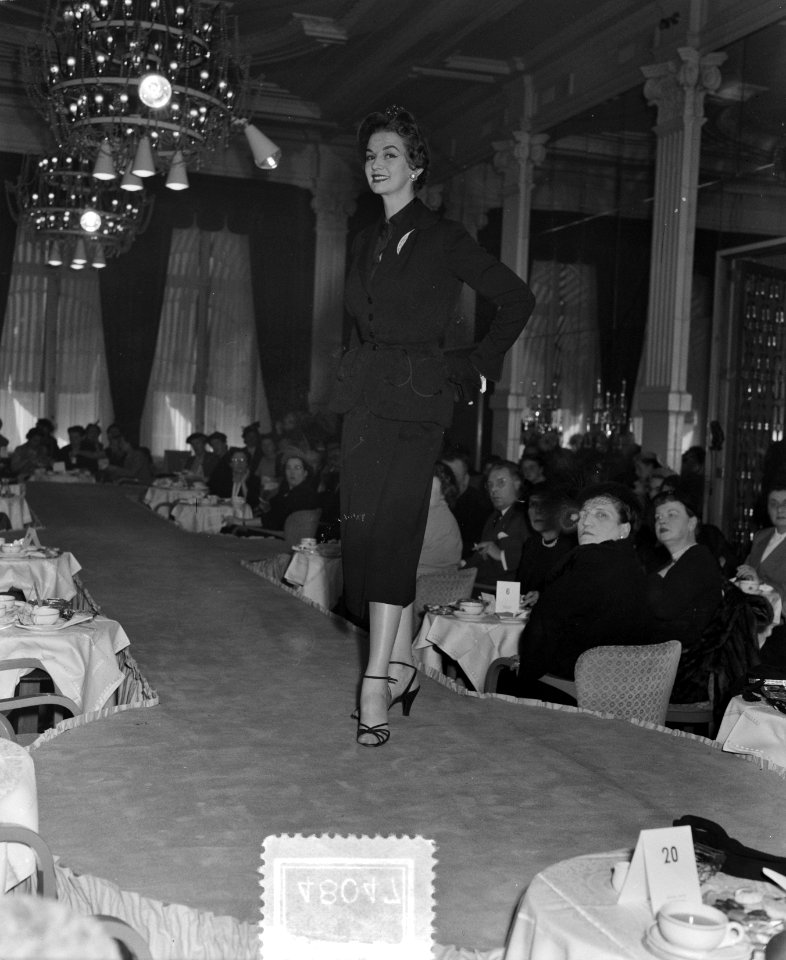 Modeshow Germaine Lecomte in Amstel Hotel, Bestanddeelnr 904-8047