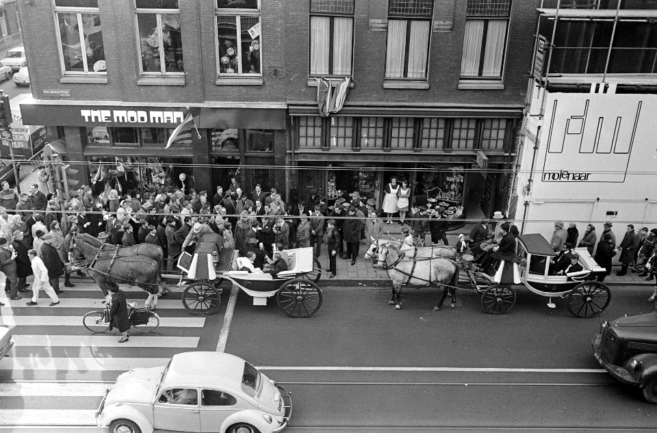 Modeshow door mannen, bij opening Society-shop in Van Baerlestraat, Bestanddeelnr 920-1189