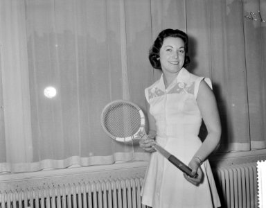 Modeshow van tenniscostuums van de bekende Engelse ontwerper Teddy Tinling, Bestanddeelnr 910-1739