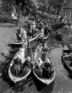 Modeshow in punters Giethoorn Nederlandse textiel, Bestanddeelnr 906-5847