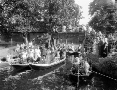 Modeshow in punters Giethoorn Nederlandse textiel, Bestanddeelnr 906-5849