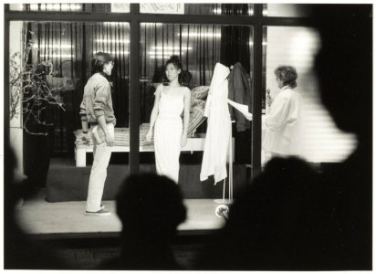 Modeshow gehouden in de etalage van een modemagazijn in de Anegang. NL-HlmNHA 54025818