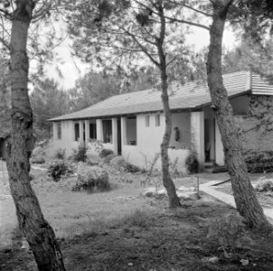 Moderne bungalows in kibboets Ramat Jochanan, Bestanddeelnr 255-0643