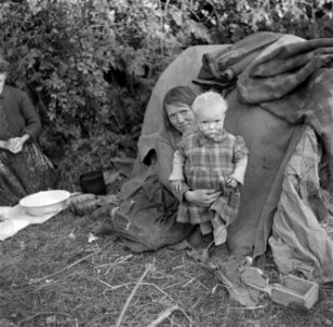 Moeder en kind voor een tent, Bestanddeelnr 191-0828 photo