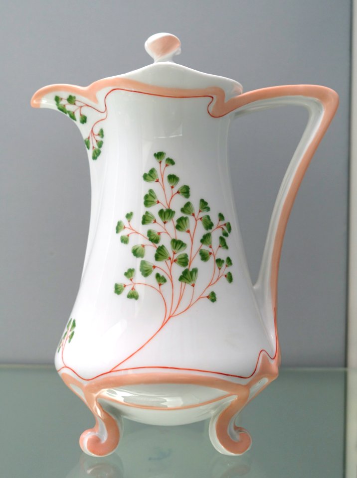 Modern S Oval coffee service in 'Adiantum capillus-veneris' design, Max Rossbach, 1900-1902, Hermann Gradl the Elder, 1900, Königlich-Bayerische Porzellan-Manufaktur Nymphenburg - Bröhan Museum, Berlin - DSC04045