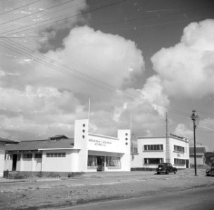 Moderne winkel voor brood en gebak J Luchas in Willemstad op Curaçao, Bestanddeelnr 252-7152