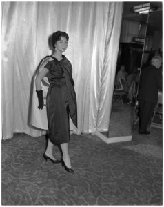 Modeshow bij modehuis Gerzon 1957 3