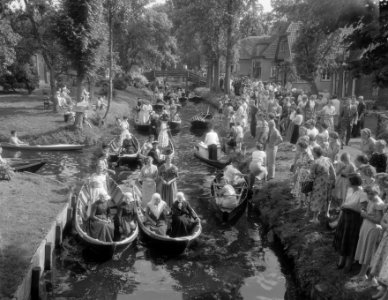 Modeshow in punters Giethoorn Nederlandse textiel, Bestanddeelnr 906-5852