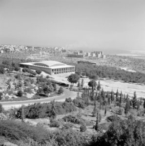 Moderne architectuur van het Churchill Auditorium op het terrein van het Technio, Bestanddeelnr 255-2110