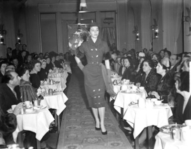 Modeshow van Jacques Fath in Victoria hotel, Bestanddeelnr 904-2995
