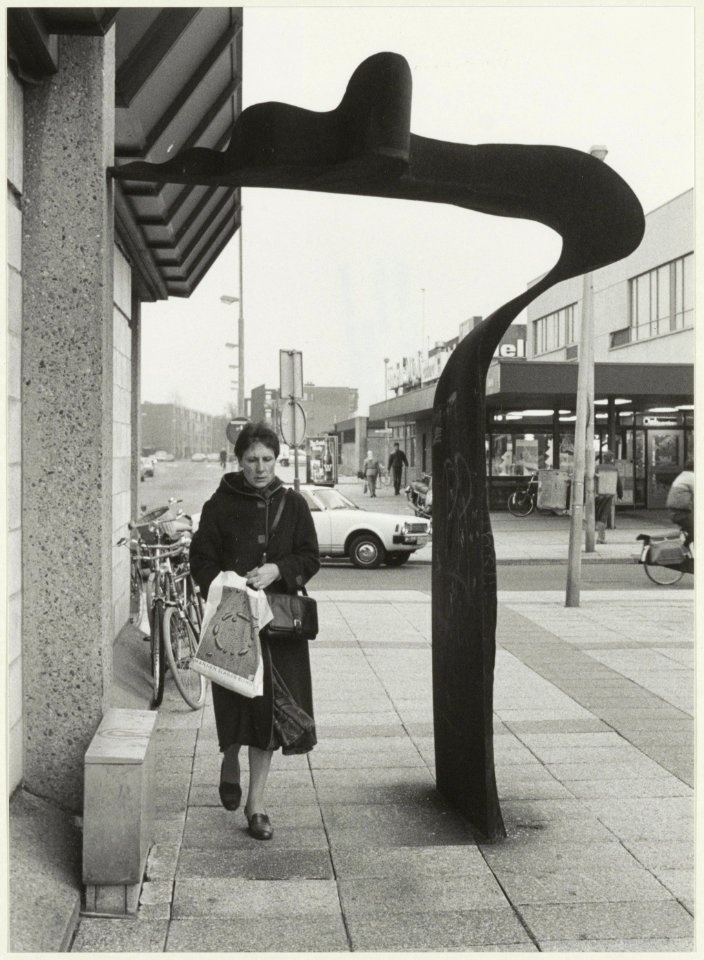 Modern kunstwerk bij V & D Schalkwijk, NL-HlmNHA 54021100