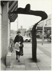 Modern kunstwerk bij V & D Schalkwijk, NL-HlmNHA 54021100