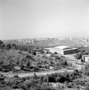 Moderne architectuur van het Churchill Auditorium op het terrein van het Technio, Bestanddeelnr 255-2111