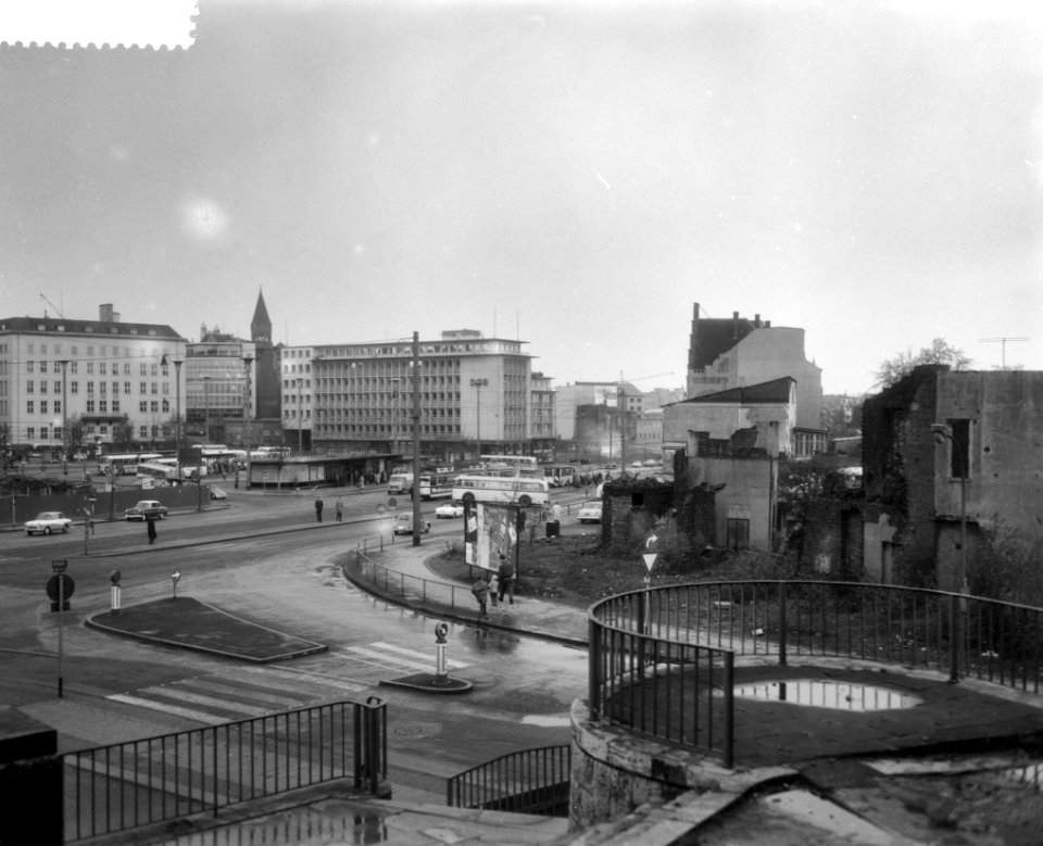 Moderne winkels en woningen in Essen, links nieuwbouw en rechts oude puinhopen, Bestanddeelnr 910-2876