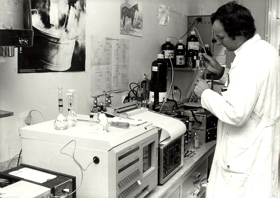 Moderene computerapparatuur staat de analist van de Keuringsdienst van Waren ter beschikking om levensmiddelen te onderzoeken. Aangekocht in 1981 van fotograaf C. de Boer. - Negatiefnummer 1, NL-HlmNHA 1478 25900 K 38
