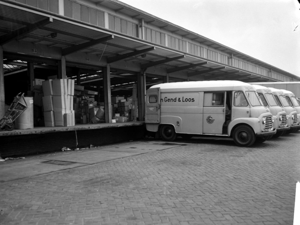 Modelaktie van Gend en Loos Aan de Cruquiuskade stapele de vrachtgoederen zich , Bestanddeelnr 915-8065