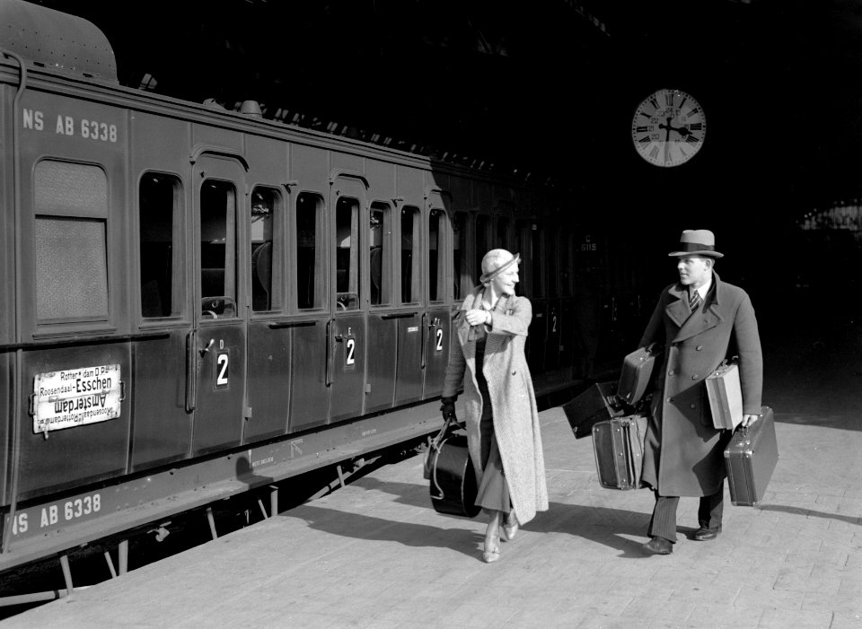 Modellen Eva Waldschmidt en Sandhaus op het perron, Bestanddeelnr 252-1254