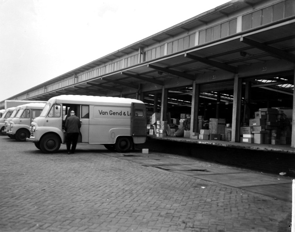 Modelaktie van Gend en Loos Aan de Cruquiuskade stapelen de vrachtgoederen zich, Bestanddeelnr 915-8064