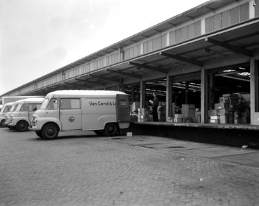 Modelaktie van Gend en Loos Aan de Cruquiuskade stapelen de vrachtgoederen zich, Bestanddeelnr 915-8067