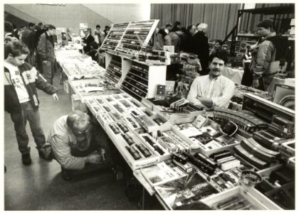 Modelspoorruilbeurs in de kantine van de HTS aan de Veldzigtlaan. NL-HlmNHA 54032237
