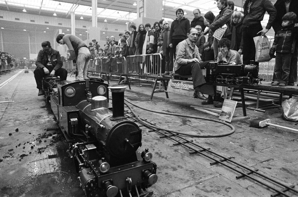 Modelstoomtrein op manifestatie Techniek in vrije tijd in Jaarbeurshallen in Utr, Bestanddeelnr 930-1261