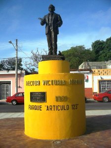 Monumento a Héctor Victoria Aguilar, Mérida, Yucatán (01)
