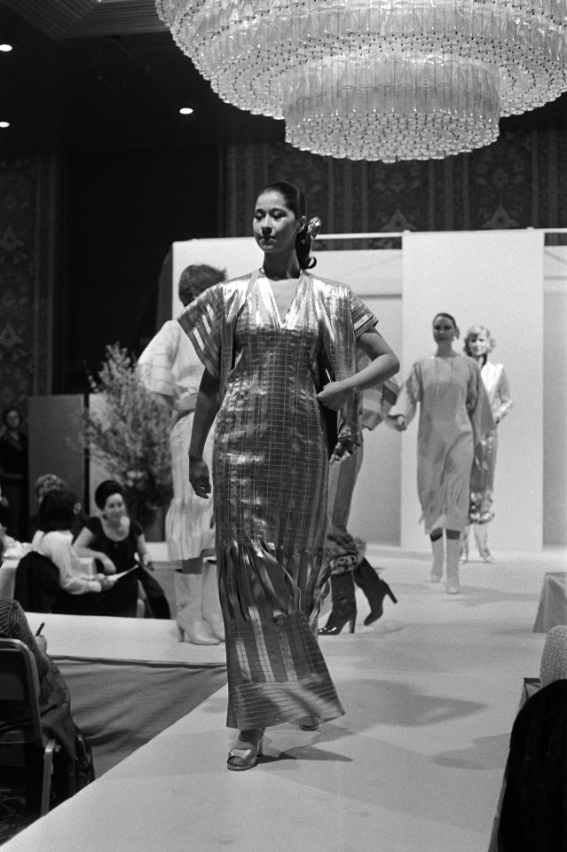 Modellen op de catwalk tijdens een modeshow van Maison Kuiper, Bestanddeelnr 929-0516